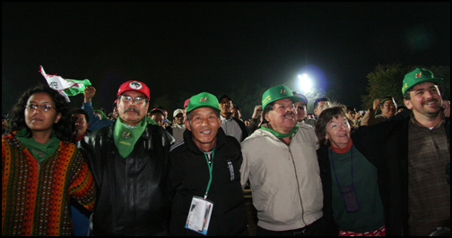 한국 숙소에 모여 전 세계 민중들이 어깨동무를 했다. 